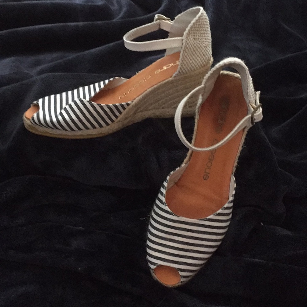 Peep toe sandals